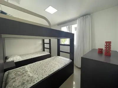 A planta de Residencial Renata - Apartamento completo na Praia de Palmas, a 315 metros do mar, com 3 dormitórios e acomodação para até 8 pessoas.