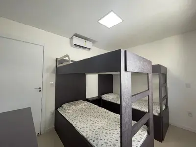 A planta de Residencial Renata - Apartamento completo na Praia de Palmas, a 315 metros do mar, com 3 dormitórios e acomodação para até 8 pessoas.