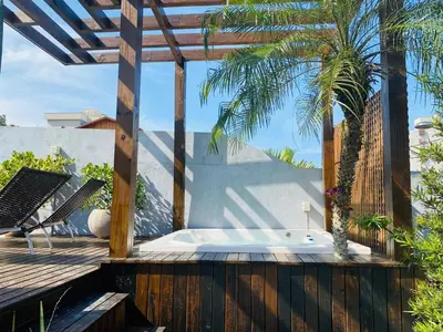 Um jardim no exterior de Residencial com Piscina e Jacuzzi com vista para a Natureza