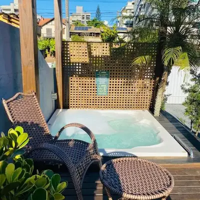 Residencial com Piscina e Jacuzzi com vista para a Natureza