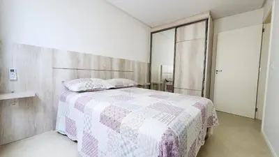 Uma cama ou camas num quarto em Residencial Yasmin - Apartamento espaçoso na Praia de Palmas com 3 quartos, totalmente equipado e mobiliado, muito confortável e com excelente localização.