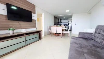 Uma área de estar em Residencial Yasmin - Apartamento espaçoso na Praia de Palmas com 3 quartos, totalmente equipado e mobiliado, muito confortável e com excelente localização.