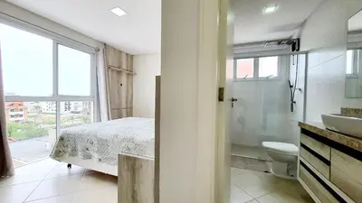 Uma casa de banho em Residencial Yasmin - Apartamento espaçoso na Praia de Palmas com 3 quartos, totalmente equipado e mobiliado, muito confortável e com excelente localização.