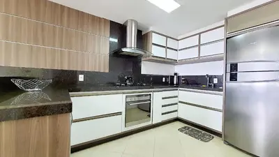 A cozinha ou kitchenette de Residencial Yasmin - Apartamento espaçoso na Praia de Palmas com 3 quartos, totalmente equipado e mobiliado, muito confortável e com excelente localização.