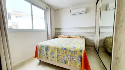 Uma cama ou camas num quarto em Residencial Yasmin - Apartamento espaçoso na Praia de Palmas com 3 quartos, totalmente equipado e mobiliado, muito confortável e com excelente localização.