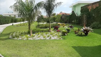 Um jardim no exterior de Mix aparts Tijucas -kit 10