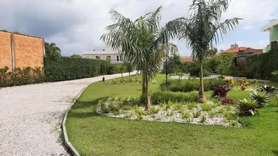 Um jardim no exterior de Mix aparts Tijucas -kit 10