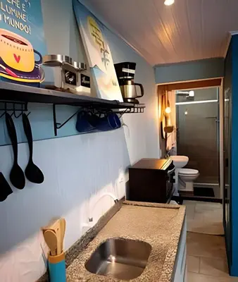 Uma casa de banho em Apto Climatizado com varanda próximo a praia