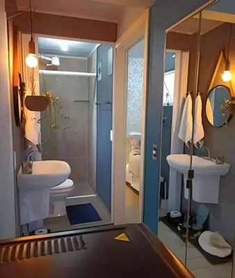 Uma casa de banho em Apto Climatizado com varanda próximo a praia