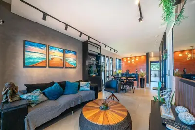 Uma área de estar em Excelente Cobertura Duplex de Alto Padrão na praia de Mariscal.