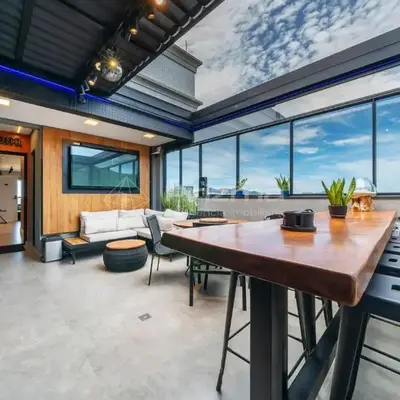 Excelente Cobertura Duplex de Alto Padrão na praia de Mariscal.