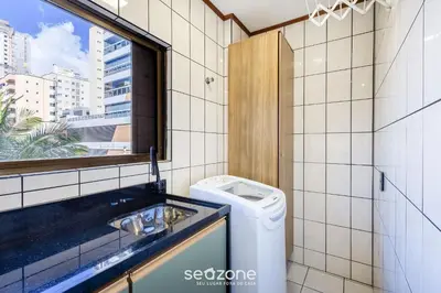 Uma casa de banho em Apto 3Q c/ varanda 150m do mar Meia Praia EIS305