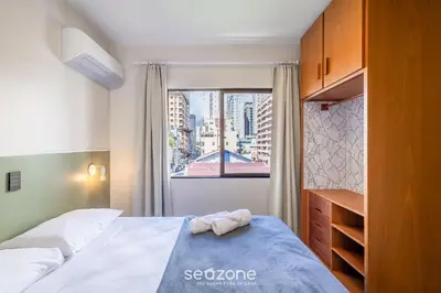 Uma cama ou camas num quarto em Apto 3Q c/ varanda 150m do mar Meia Praia EIS305
