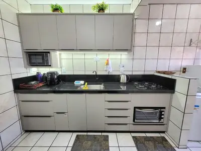 A cozinha ou kitchenette de Cobertura aconchegante 3 quartos excelente vista mar! 80 metros do mar em Meia Praia - Itapema