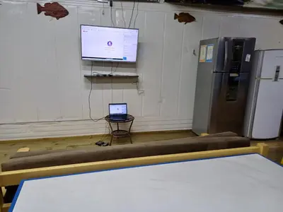 Uma televisão e/ou sistema de entretenimento em Trip Adventure Hostel