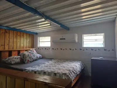 Uma cama ou camas num quarto em Trip Adventure Hostel