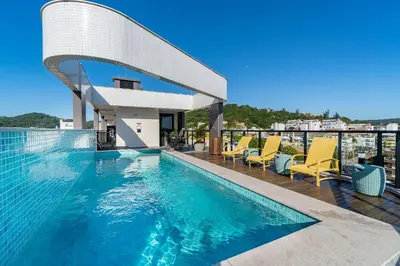 A piscina em ou perto de Confortável Loft com Vista para o Mar, Condomínio com Piscina