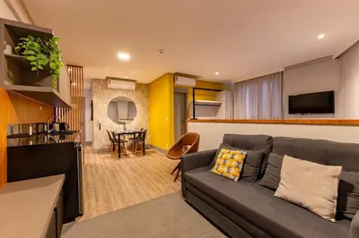 Uma televisão e/ou sistema de entretenimento em Confortável Loft com Vista para o Mar, Condomínio com Piscina