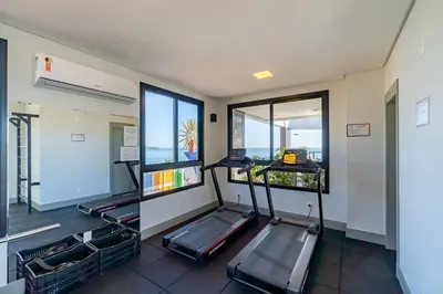 Uma televisão e/ou sistema de entretenimento em Confortável Loft em Condomínio com Piscina