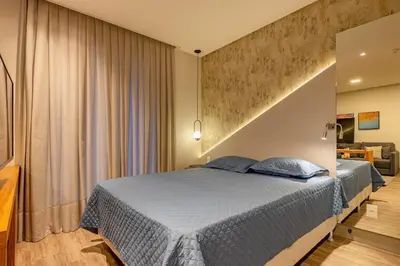 Uma cama ou camas num quarto em Confortável Loft em Condomínio com Piscina