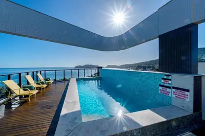 A piscina em ou perto de Confortável Loft com Vista para o Mar - Condomínio com Piscina