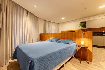 Uma cama ou camas num quarto em Confortável Loft com Vista para o Mar - Condomínio com Piscina