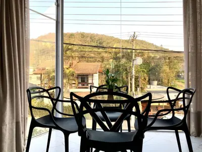 Uma vista geral da montanha ou uma vista da montanha a partir do apartamento