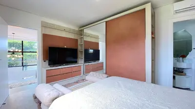Uma televisão e/ou sistema de entretenimento em Aconchegante apartamento térreo na Praia de Mariscal
