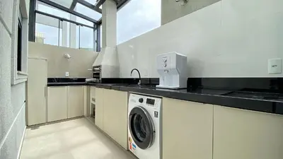 A cozinha ou kitchenette de Aconchegante apartamento térreo na Praia de Mariscal
