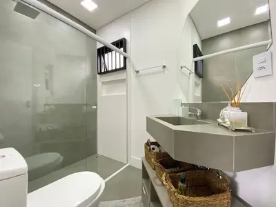 Uma casa de banho em Aconchegante apartamento térreo na Praia de Mariscal