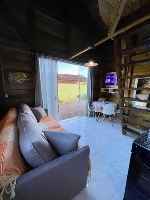 Uma televisão e/ou sistema de entretenimento em Chalés Costa Esmeralda Com Piscina , Bombinhas