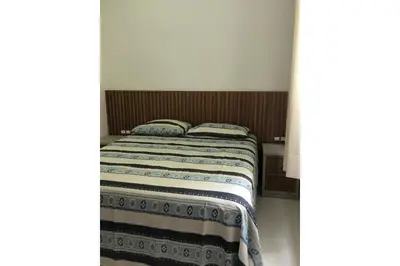 Uma cama ou camas num quarto em Apto Almeida Moraes 2 suítes Meia Praia