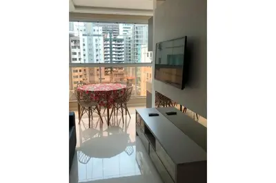Uma televisão e/ou sistema de entretenimento em Apto Almeida Moraes 2 suítes Meia Praia