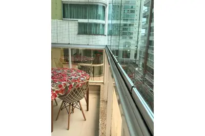Uma varanda ou terraço em Apto Almeida Moraes 2 suítes Meia Praia