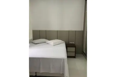 Uma cama ou camas num quarto em Apto Almeida Moraes 2 suítes Meia Praia