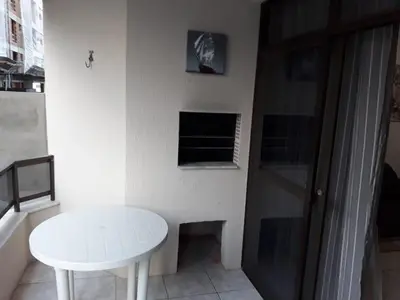 Uma televisão e/ou sistema de entretenimento em Apartamento Meia Praia Itapema