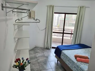 Uma cama ou camas num quarto em UMA QUADRA E MEIA DO MAR Ar Wifi Smart TV