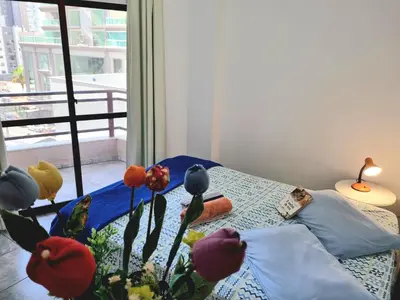 Uma cama ou camas num quarto em UMA QUADRA E MEIA DO MAR Ar Wifi Smart TV
