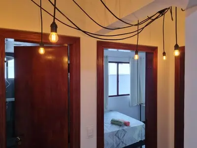 Uma cama ou camas num quarto em UMA QUADRA E MEIA DO MAR Ar Wifi Smart TV