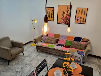 Uma área de estar em UMA QUADRA E MEIA DO MAR Ar Wifi Smart TV