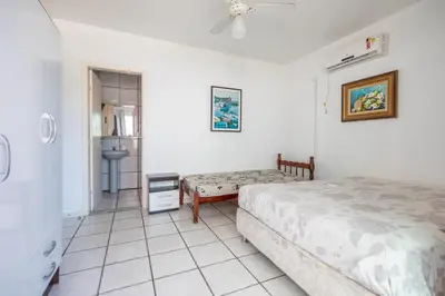 Uma cama ou camas num quarto em 103 Varanda vista mar - 80m da praia - até 10p
