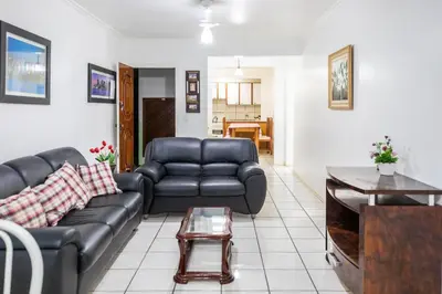 Uma área de estar em 103 Varanda vista mar - 80m da praia - até 10p