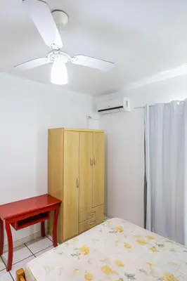 Uma cama ou camas num quarto em 103 Varanda vista mar - 80m da praia - até 10p