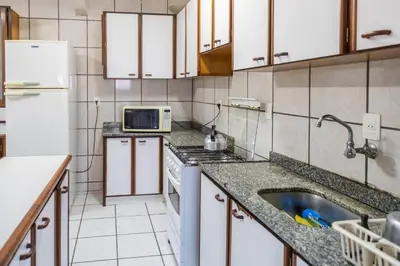 A cozinha ou kitchenette de 103 Varanda vista mar - 80m da praia - até 10p