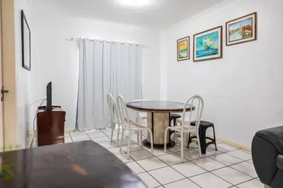 Uma área de estar em 103 Varanda vista mar - 80m da praia - até 10p