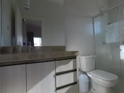 Uma casa de banho em Casas para locação em Bombinhas