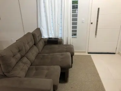 Uma área de estar em Casas para locação em Bombinhas