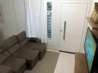 Uma área de estar em Casas para locação em Bombinhas