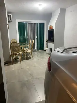 Uma televisão e/ou sistema de entretenimento em Casa com piscina