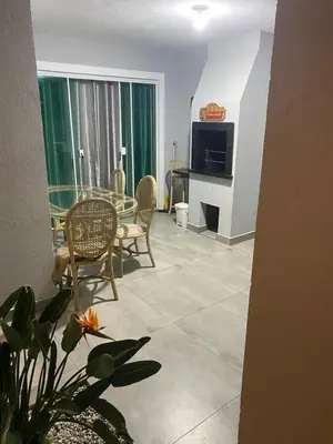 Uma televisão e/ou sistema de entretenimento em Casa com piscina